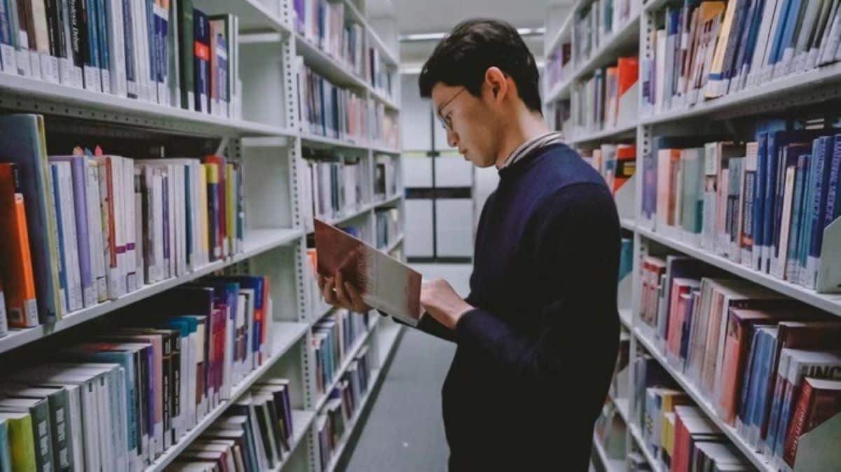Student in the library looking at books