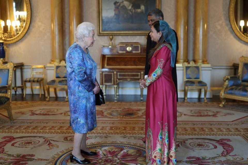 high commissioner dr farah faizal with the queen
